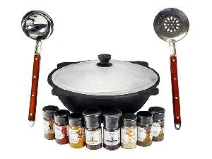 Казан чугунный (плоское дно) 8 л DAVR METALL с крышкой, в комплекте шумовка, половник, специи