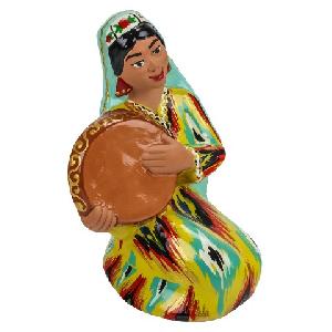 Керамическая фигурка "Девушка с дойрой"