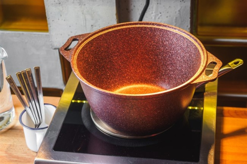 Кастрюля 4 л с антипригарным покрытием со стеклянной крышкой Kukmara (Granit Ultra Red), кга42а